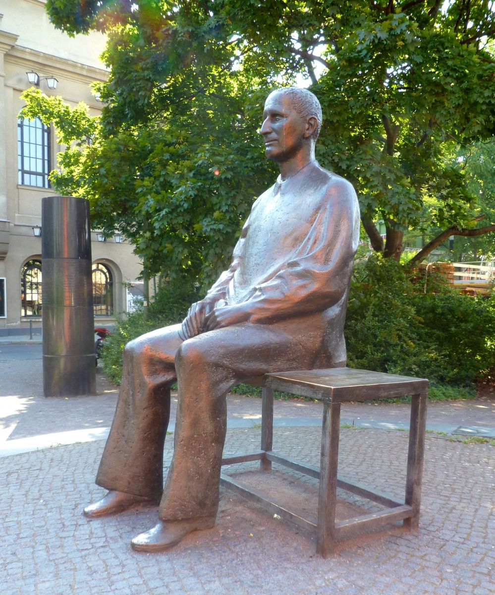 Bertolt Brecht Denkmal vor dem Berliner Ensemble