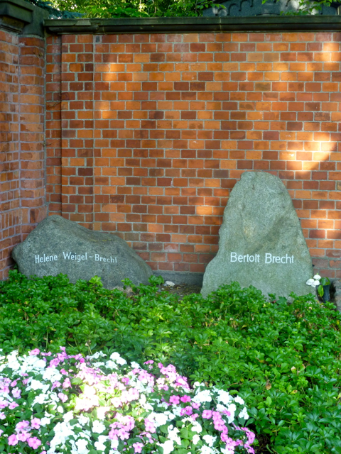Das Grab von Bertolt Brecht und seiner Frau Helene Weigel auf dem Dorotheenstädter Friedhof in Berlin-Mitte
