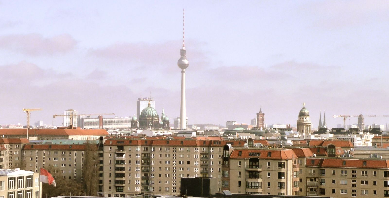 Blick auf Berlin-Mitte: Links im Hintergrund Dom und Fernsehturm