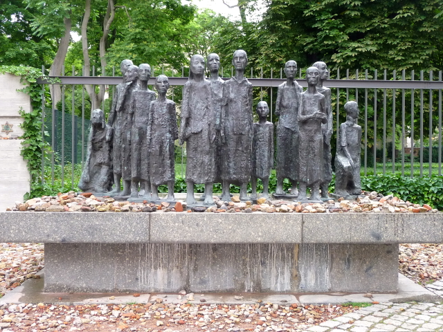Denkmal ''Jüdische Opfer des Faschismus'' (1957) von Will Lammert vor dem Jüdischen Friedhof in Berlin-Mitte