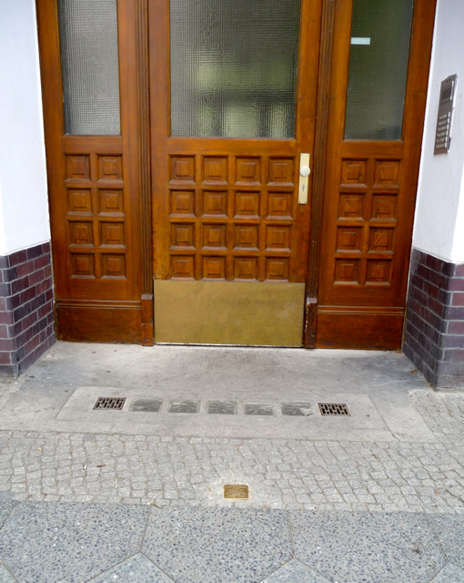 Stolperstein vor einem Wohnhaus in der Trautenaustraße in Berlin-Wilmersdorf