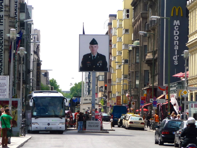 Der ehemalige Grenzübergang Checkpoint Charlie in Berlin-Mitte