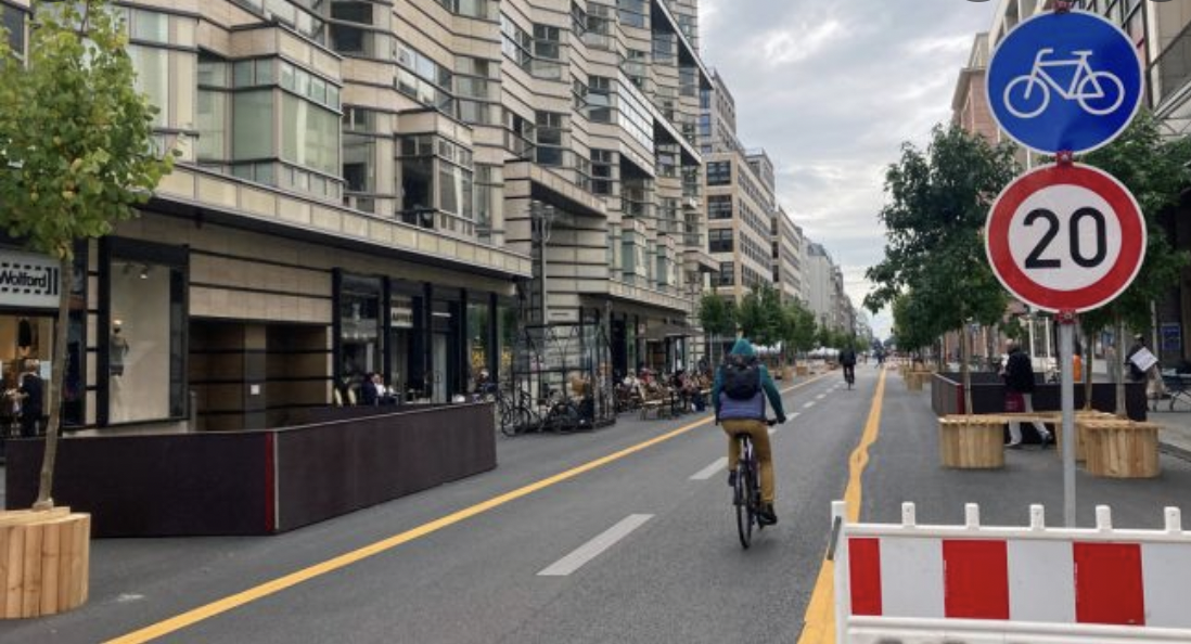 Hier ist die autofreie Friedrichstraße in Berlin