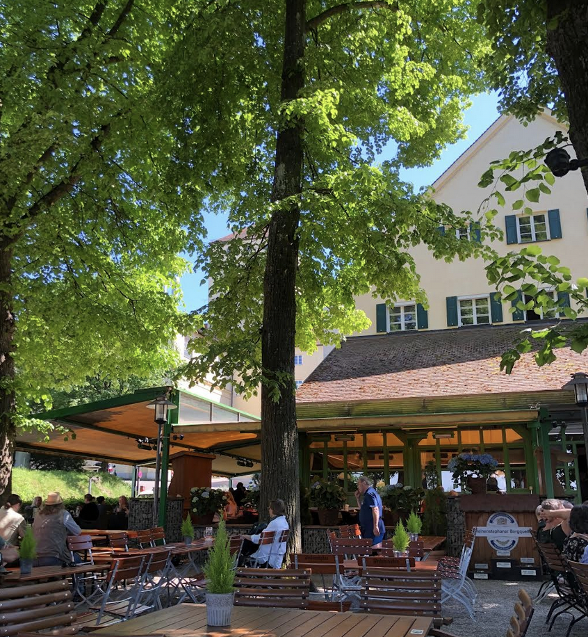 Dieser Biergarten ist in Freising (Bayern).