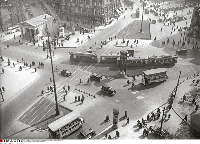  Verkehrsprobleme gibt es schon lang. Hier sehen Sie den verkehrsreichen Potsdamer Platz in Berlin 1930. © IMAGNO/Austrian Archives.