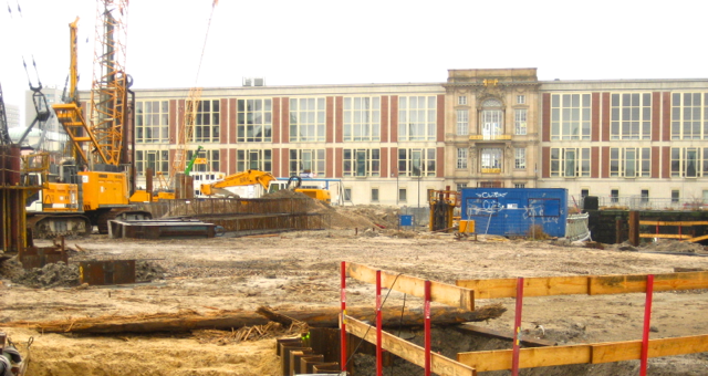 Der Wiederaufbau des Berliner Stadtschloss im Januar 2013 - eine Baustelle. Im Hintergrund das ehemalige Staatsratgebäude der DDR. Das Eingangsportal ist eines der wenigen Originalbaustücke, die vom Schloss erhalten sind.